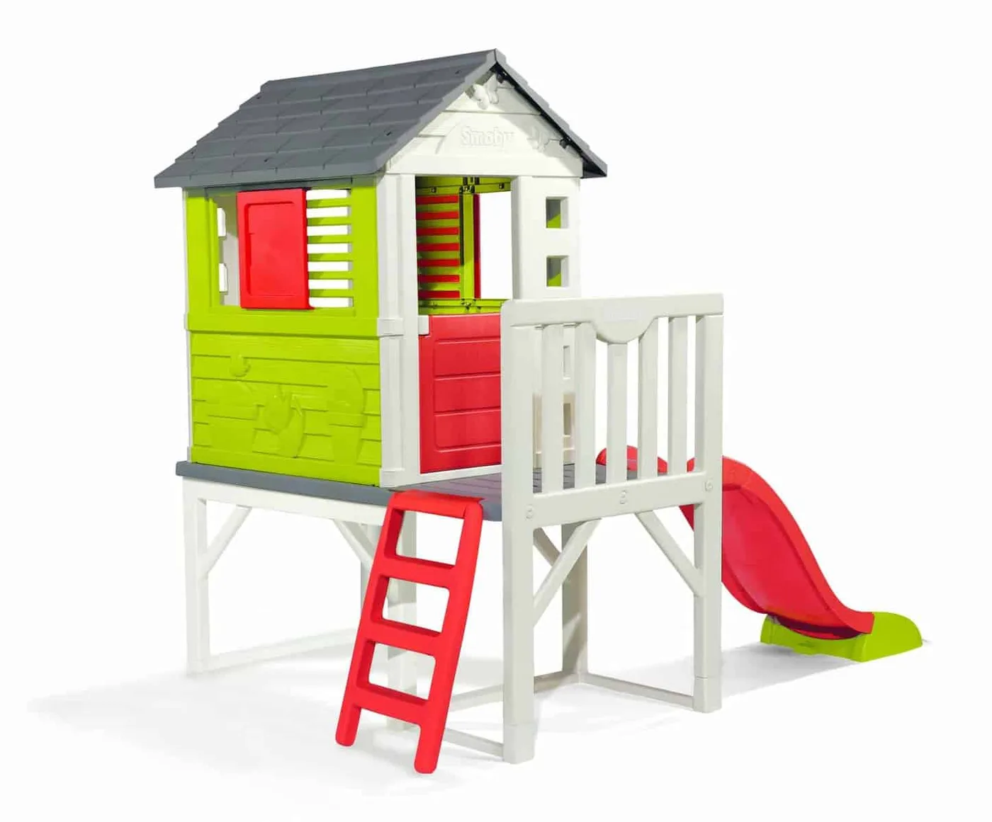 Maison de jeu sur pilotis dans un espace extérieur pour enfants