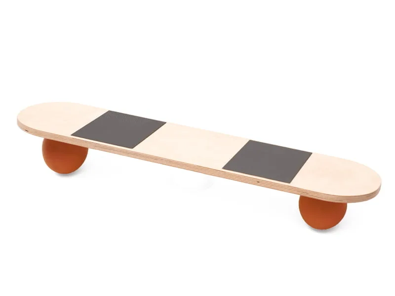 Skateboard sur des balles en caoutchouc